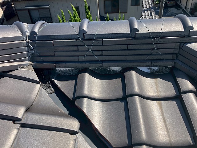 棟と谷板金の接続部